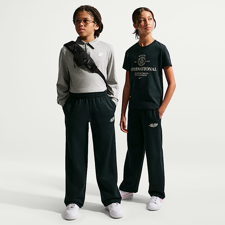Nike Sportswear Club Older Kids' French Terry Hoodie. Nike IL